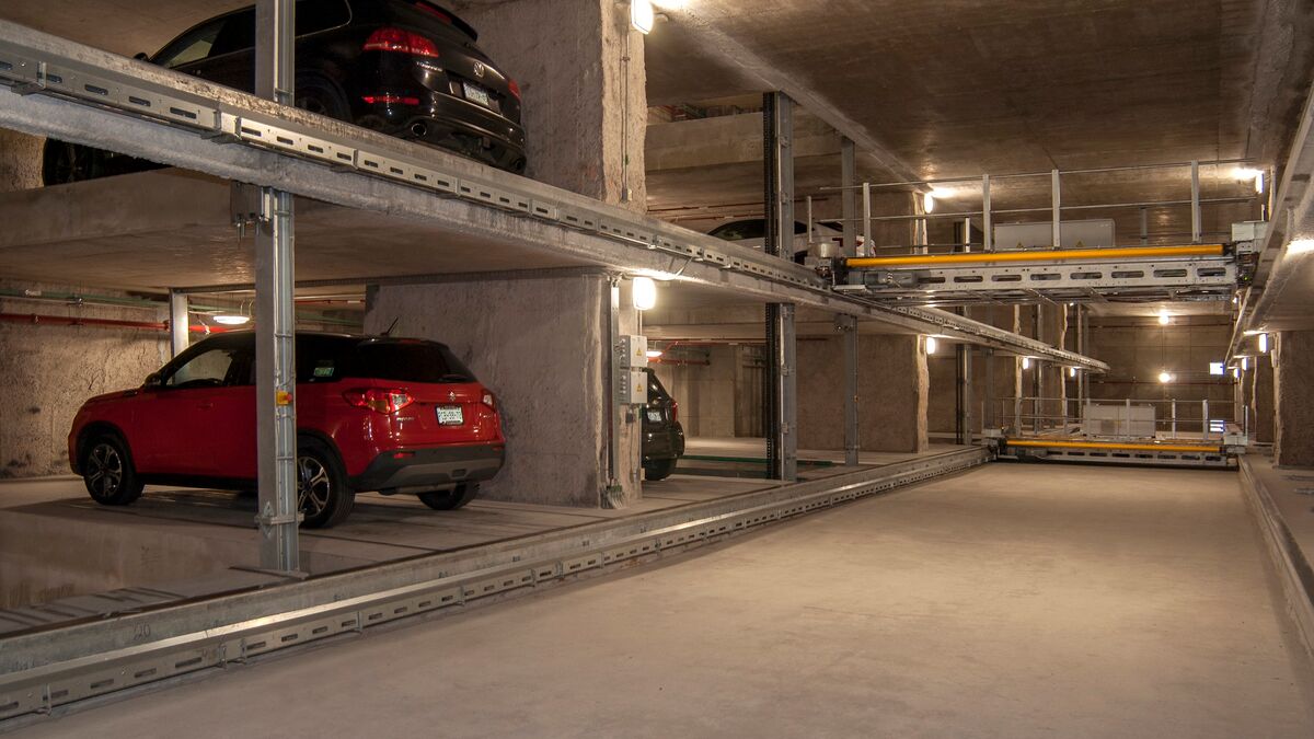 Bil parkert på en parkeringspall i et reolparkeringssystem
