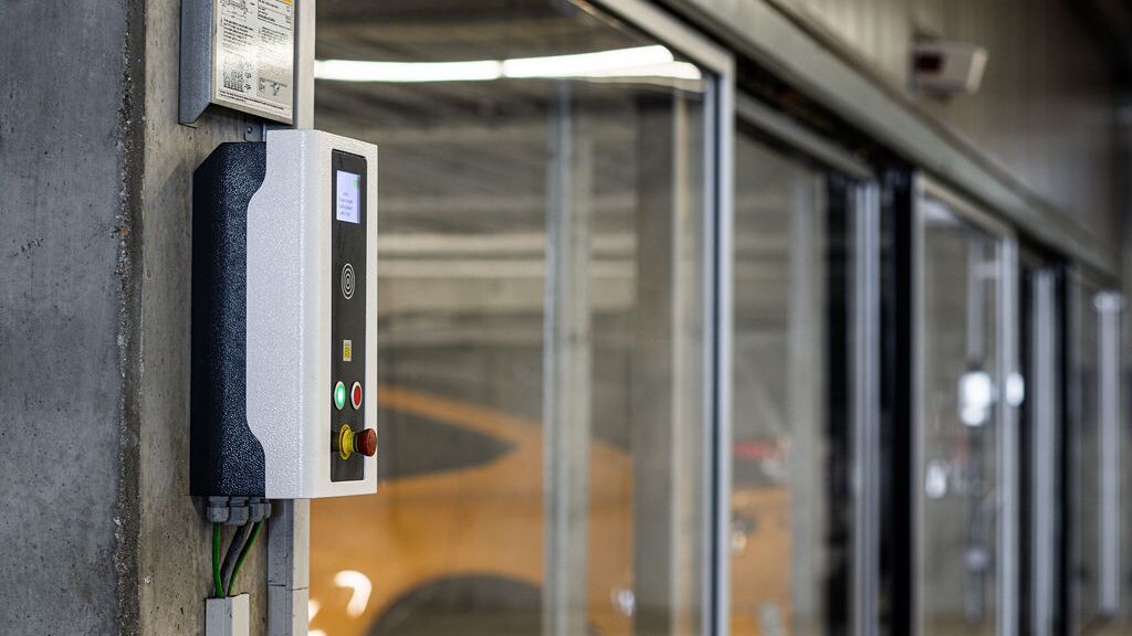 Bildet viser et kontrollpanel for et parkeringssystem.