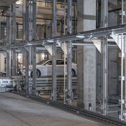 Bilen blir parkert i et automatisert parkeringssystem.