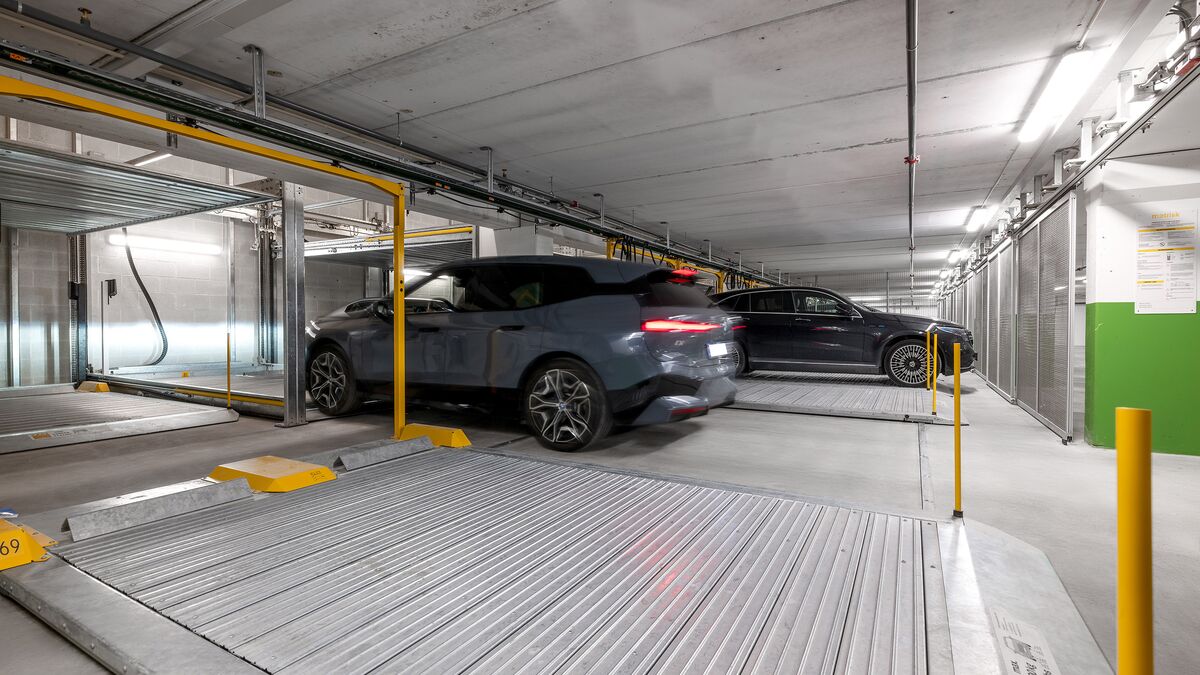Et kjøretøy kjører inn på plattformen til WÖHR Combilift 552, mens parkeringsplattformene 601 er synlige i forgrunnen.
