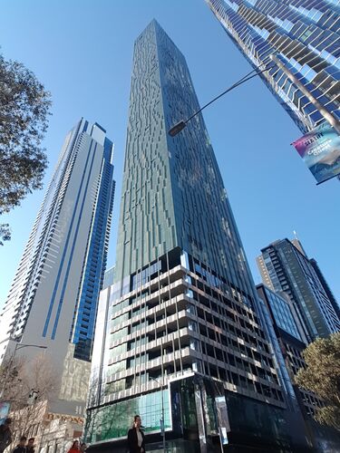 Utvendig visning av Shadow Play-bygningen i Melbourne sentrum
