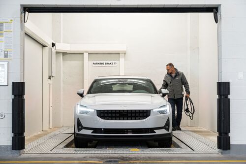 Bildet viser overleveringsområdet til et automatisert parkeringssystem der kjøretøyet parkeres av føreren.