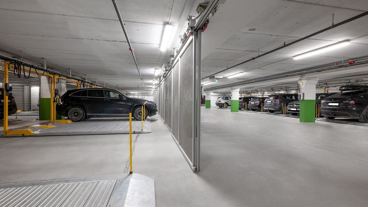 WÖHR parkeringsplattform 601 i en parkeringskjeller med flere kjøretøy på flyttbare parkeringsplattformer for optimal utnyttelse av tilgjengelig parkeringsareal.