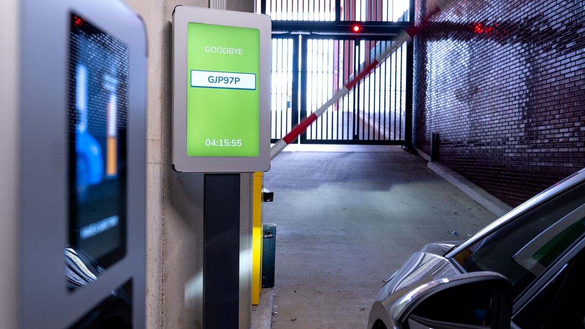 Automatisk skiltgjenkjenning ved utkjøring fra et WÖHR Combilift 542/543 parkeringssystem.