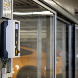 Bildet viser et kontrollpanel for et parkeringssystem.