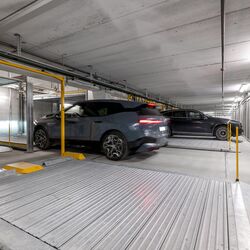 Et kjøretøy kjører inn på plattformen til WÖHR Combilift 552, mens parkeringsplattformene 601 er synlige i forgrunnen.