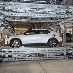Bilen står på en parkeringsplattform i et automatisert parkeringssystem.