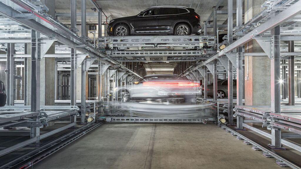 Bilen står på en parkeringsplattform i et automatisert parkeringssystem.