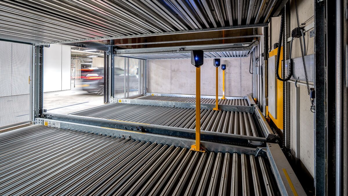Innvendig visning av det halvautomatiske parkeringssystemet WÖHR Combilift med flyttbare parkeringsplattformer for plassbesparende og effektiv parkering av kjøretøy.