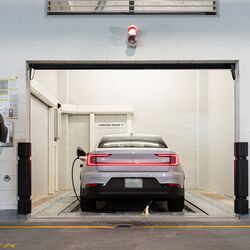 Bildet viser overleveringsområdet til et automatisert parkeringssystem, der føreren starter parkeringsprosessen slik at kjøretøyet automatisk transporteres og parkeres i parkeringssystemet.