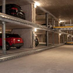 Bil parkert på en parkeringspall i et reolparkeringssystem