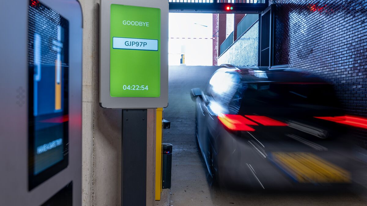 Automatisk skiltgjenkjenning ved utkjøring fra et WÖHR Combilift 542/543 parkeringssystem.