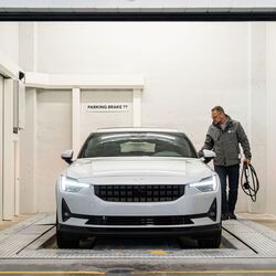 Bildet viser overleveringsområdet til et automatisert parkeringssystem der kjøretøyet parkeres av føreren.