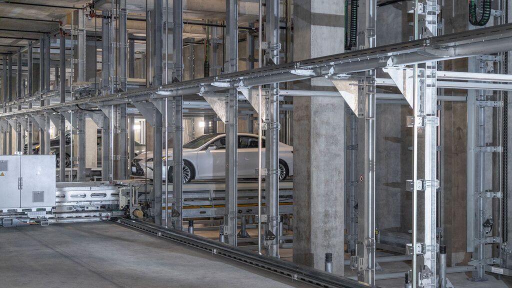 Bilen blir parkert i et automatisert parkeringssystem.