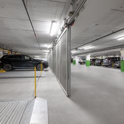WÖHR parkeringsplattform 601 i en parkeringskjeller med flere kjøretøy på flyttbare parkeringsplattformer for optimal utnyttelse av tilgjengelig parkeringsareal.