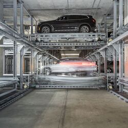 Bilen står på en parkeringsplattform i et automatisert parkeringssystem.