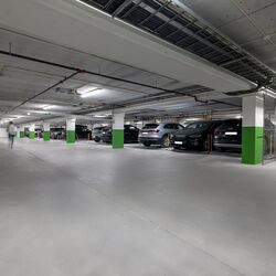Garasjens utforming blir tydeliggjort. I midten kan parkeringssystemet sees.
